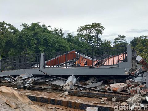 Sisa banjir bandang dan 1 rumah ambruk di perumahan Bumi Progo Sejahtera, Dusun Karangtengah Kidul, Kalurahan Margosari, Kapanewon Pengasih, Sabtu (29/3/2025) pagi.