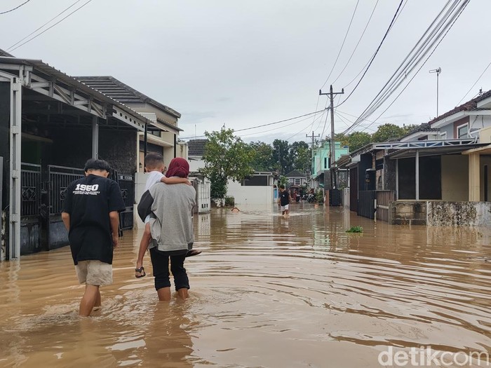 Sisa banjir bandang dan 1 rumah ambruk di perumahan Bumi Progo Sejahtera, Dusun Karangtengah Kidul, Kalurahan Margosari, Kapanewon Pengasih, Sabtu (29/3/2025) pagi.