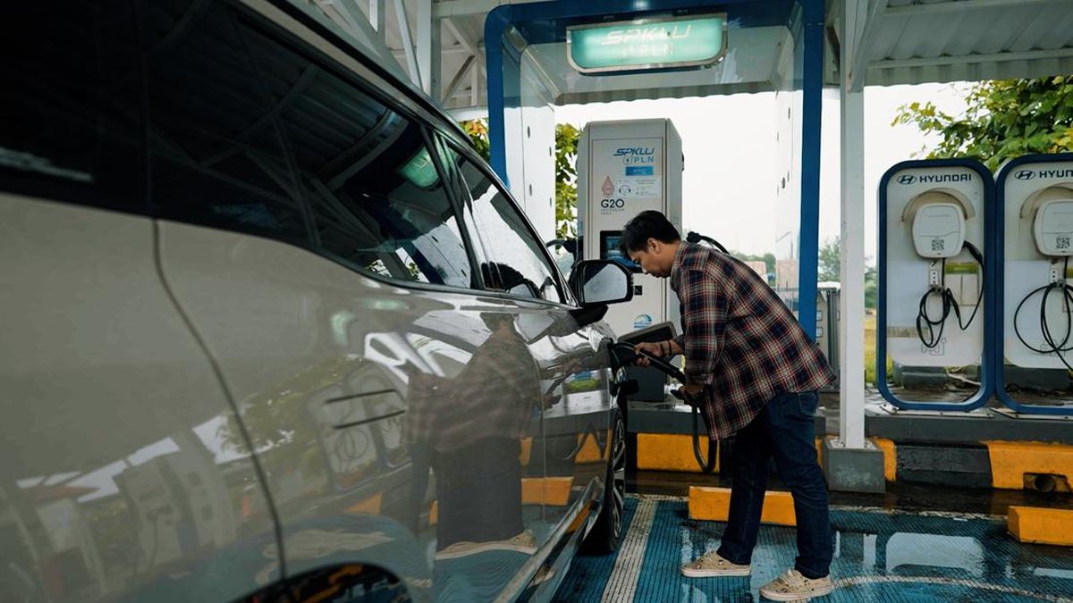 Cekcok Pengemudi Mobil Listrik di SPKLU, Pengendara BYD M6 Ogah Antre Online