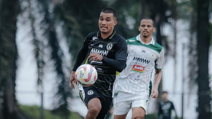 Striker PSS Sleman, Gustavo Tocantins saat latihan di Lapangan Pakembinangun, Sleman, Sabtu (29/3/2025)