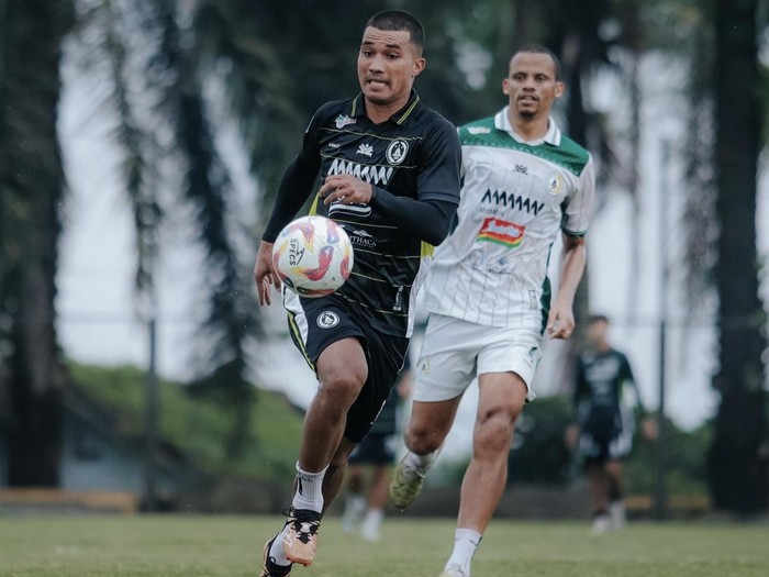 Striker PSS Sleman, Gustavo Tocantins saat latihan di Lapangan Pakembinangun, Sleman, Sabtu (29/3/2025)