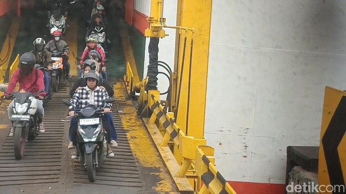 Suasana arus mudik di Pelabuhan Bakauheni Lampung.