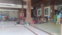 Lorong-lorong RS dijadikan tempat beristirahat dan tidur pada keluarga pasien dari luar kota, bahkan dari luar Bali. (Foto: Fabiola Dianira/detikBali)
