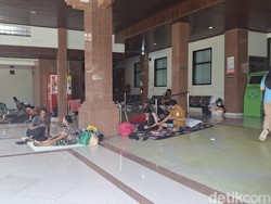 Lorong-lorong RS dijadikan tempat beristirahat dan tidur pada keluarga pasien dari luar kota, bahkan dari luar Bali. (Foto: Fabiola Dianira/detikBali)