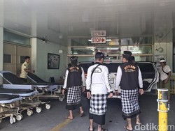 Beberapa pecalang berjaga di pintu masuk rumah sakit, memastikan ketertiban dan kelancaran bagi pasien maupun tenaga medis yang bertugas. (Foto: Fabiola Dianira/detikBali)