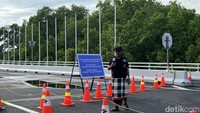 Berjalan tegap dengan pakaian adat, pecalang melakukan patroli untuk menjaga ketertiban selama Nyepi. Mereka memastikan tidak ada aktivitas yang mengganggu suasana hening yang sakral.