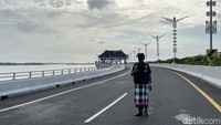 Tol Bali Mandara, salah satu jalan tersibuk di Bali kini tampak seperti kota mati. Jalan bebas hambatan itu mulai ditutup sejak Jumat (28/3/2025) pukul 23.00 Wita hingga Minggu (30/3/2025) pukul 07.00 Wita.