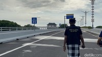Seperti ditelan keheningan, Tol Bali Mandara tampak lengang tanpa satu pun kendaraan melintas. Suasana ini hanya terjadi setahun sekali saat Hari Raya Nyepi, ketika Bali benar-benar beristirahat.