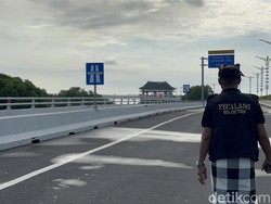 Seperti ditelan keheningan, Tol Bali Mandara tampak lengang tanpa satu pun kendaraan melintas. Suasana ini hanya terjadi setahun sekali saat Hari Raya Nyepi, ketika Bali benar-benar beristirahat.