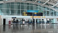 Bandara Internasional I Gusti Ngurah Rai Bali yang biasanya sibuk dengan lalu lalang wisatawan. Namun, selama Nyepi, semua aktivitas penerbangan dihentikan total, menjadikan bandara ini salah satu yang paling sunyi di dunia.