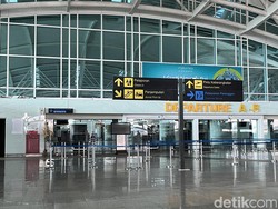 Bandara Internasional I Gusti Ngurah Rai Bali yang biasanya sibuk dengan lalu lalang wisatawan. Namun, selama Nyepi, semua aktivitas penerbangan dihentikan total, menjadikan bandara ini salah satu yang paling sunyi di dunia.