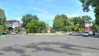 Foto: Suasana simpang empat Jalan Pejanggik, Kota Mataram, mulai lengang saat Nyepi, Sabtu (29/3/2025). (Nathea Citra/detikBali)
