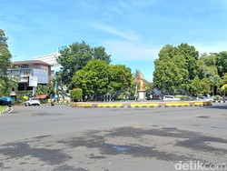 Foto: Suasana simpang empat Jalan Pejanggik, Kota Mataram, mulai lengang saat Nyepi, Sabtu (29/3/2025). (Nathea Citra/detikBali)
