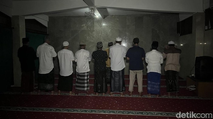 Suasana Salat Tarawih terakhir di Masjid Asasuttaqwa Kampung Bugis, Tuban, Kuta, saat Nyepi pada Sabtu (29/3/2025). (Rizki Setyo)
