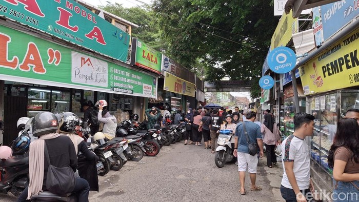 Suasana Sentra Pempek di Pasar 26 Ilir Palembang.