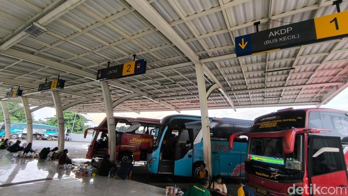 Suasana Terminal Harjamukti, Kota Cirebon pada H -2 Lebaran 2025