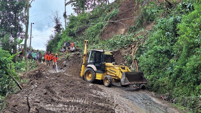 Tanah longsor menutup jalan Tempur Kecamatan Keling, Kabupaten Jepara, Sabtu (29/4/2025).