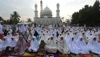 Sebagian umat Islam di Kabupaten Nagan Raya dan Kabupaten Aceh Barat melaksanakan Shalat Idul Fitri 1446 Hijriah lebih awal dari jadwal yang ditetapkan pemerintah karena didasarkan pada metode hisab urfi khumasi atau bilangan lima dalam kitab Tajul Muluk yang dianutnya. ANTARA FOTO/Syifa Yulinnas 