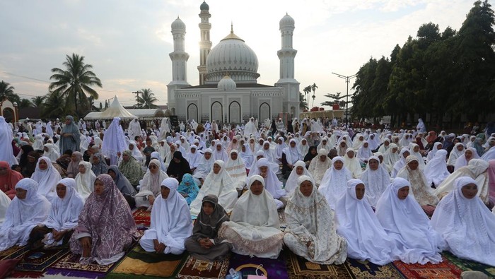 Sejumlah jamaah Tarekat Syattariyah melaksanakan Shalat Idul Fitri 1446 Hijriah di halaman Masjid Syaikhuna Habib Muda Seunagan Desa Peuleukung, Seunagan Timur, Nagan Raya, Aceh, Sabtu (29/3/2025). Sebagian umat Islam di Kabupaten Nagan Raya dan Kabupaten Aceh Barat melaksanakan Shalat Idul Fitri 1446 Hijriah lebih awal dari jadwal yang ditetapkan pemerintah karena didasarkan pada metode hisab urfi khumasi atau bilangan lima dalam kitab Tajul Muluk yang dianutnya. ANTARA FOTO/Syifa Yulinnas/rwa.