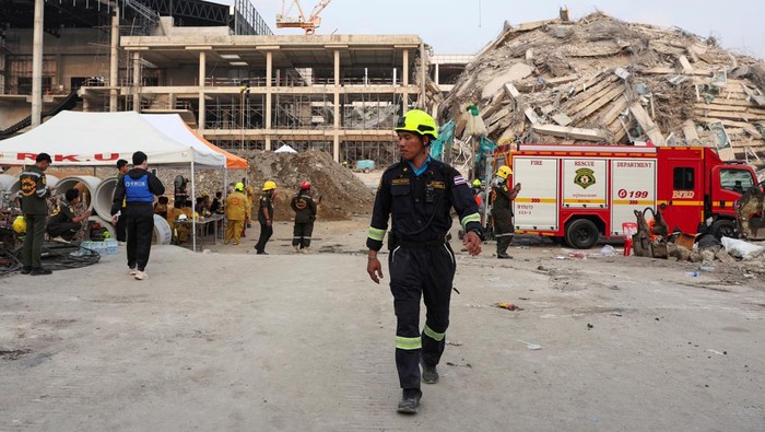 Tim Penyelamat Cari Korban Gedung Runtuh Imbas Gempa di Thailand Rescue personnel work at the site of a building that collapsed, following a strong earthquake, in Bangkok, Thailand, March 29, 2025. REUTERS/Chalinee Thirasupa