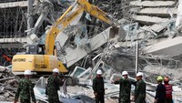 Pihak berwenang Thailand mengatakan sembilan orang tewas dan 101 orang hilang di Bangkok, sebagian besar adalah pekerja yang terjebak di puing-puing menara yang runtuh. 