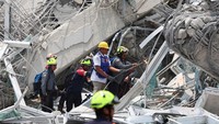 Pusat gempa berada sekitar 17,2 km (10,7 mil) dari ibu kota kuno Myanmar, Mandalay, yang berpenduduk sekitar 1,2 juta jiwa, menurut USGS. 