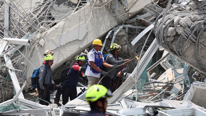 Rescue personnel work at the site of a building that collapsed, following a strong earthquake, in Bangkok, Thailand, March 29, 2025. REUTERS/Chalinee Thirasupa