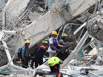 Tim Penyelamat Cari Korban Gedung Runtuh Imbas Gempa di Thailand