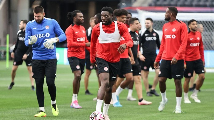 ARLINGTON, TEXAS - SEPTEMBER 09: Defender Alphonso Davies of Canada (C) and his teammates warm up during a training session ahead of the match against Mexico at AT&T Stadium on September 9, 2024 in Arlington, Texas. (Photo by Omar Vega/Getty Images)