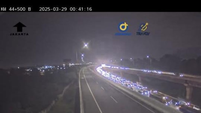 Puncak arus mudik Lebaran 2025 diprediksi masih terjadi pada tengah malam ini. Sejumlah titik di Tol Cikampek dan Jalan Layang Tol Sheikh Mohammed Bin Zayed (MBZ) menuju arah timur mengalami kepadatan lalu lintas (lalin).
