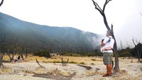 Menikmati eksotisme Puncak Papandayan dari Hutan Mati