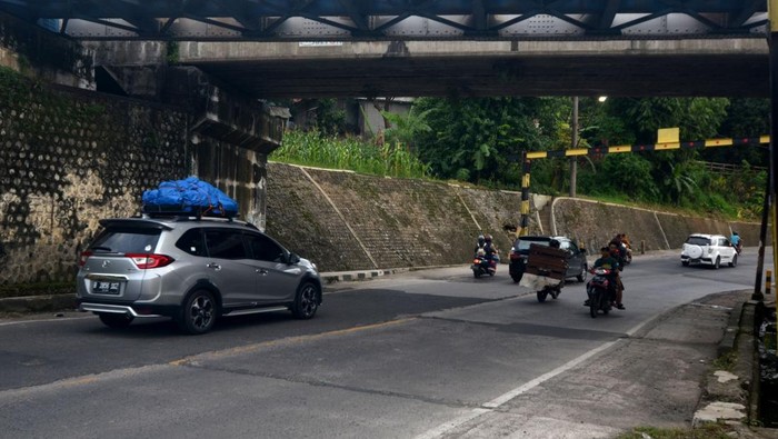 Kendaraan melintas di underpass jalur tengah Tegal-Purwokerto, Prupuk, Kabupaten Tegal, Jawa Tengah, Sabtu (29/3/2025). Pada H-2 Lebaran underpass terpantau lancar pasca banjir pada Jumat (28/3/2025) dan kendaraan pemudik mulai mengalami penurunan dibandingkan H-3 Lebaran. ANTARA FOTO/Oky Lukmansyah/wpa.
