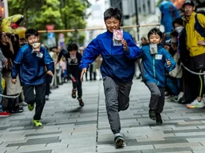 Unik! Jepang Gelar Lomba Lari Sambil Makan Roti