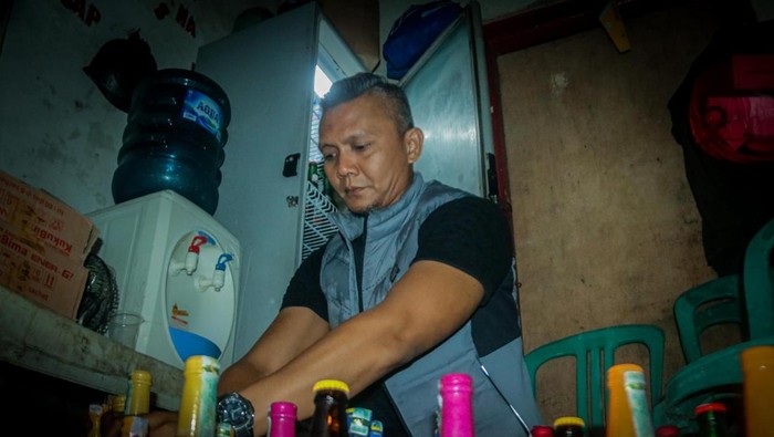 Wakil Wali Kota Bogor Jenal Mutaqin razia warung penjual miras (Solihin/detikcom)