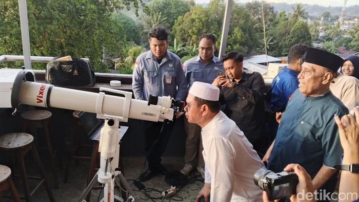 Wakil Wali Kota Sorong, Anshar Karim memantau hilal penentu Lebaran Idul Fitri 2025 di Hotel Waigo.