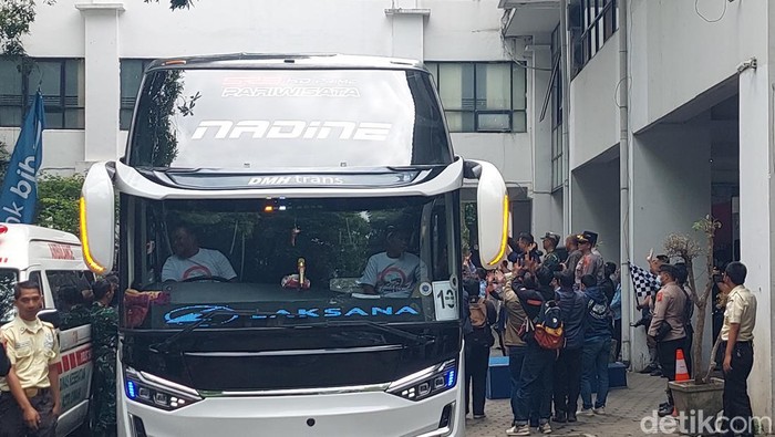 Wali Kota Cimahi Ngatiyana melepas pemudik gratis