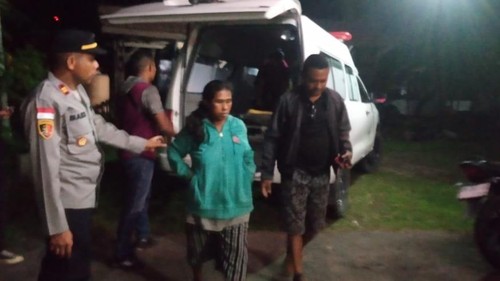 Polisi saat mengamankan Arni Sefaot (31), pelaku pembuang bayi perempuannya di Kabupaten Kupang, NTT, Sabtu (29/3/2025) malam. (Dok. Polsek Fatuleu).