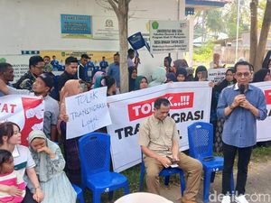 Warga Bentangkan Spanduk Tolak Relokasi saat Mentrans Kunjungi Rempang