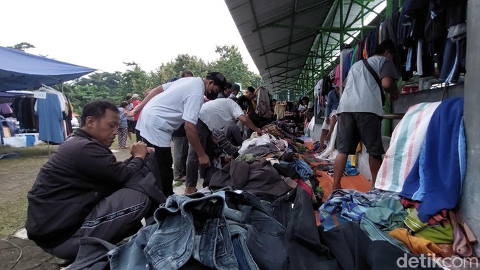 Warga berbelanja baju di Pasar Wagean, Pasar Hewan Pengasih, Kulon Progo, Jumat (28/3/2025)