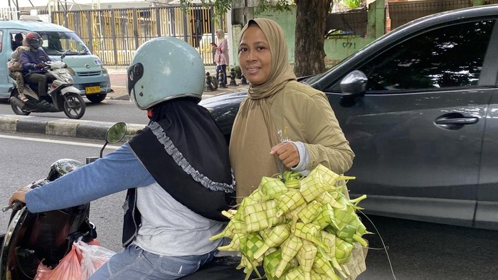 Warga borong ketupat jelang Lebaran di Palmerah (Devi/detikcom)