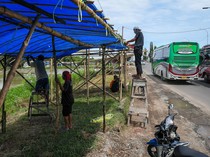 Warga di Karawang Siapkan Warung Musiman untuk Arus Balik