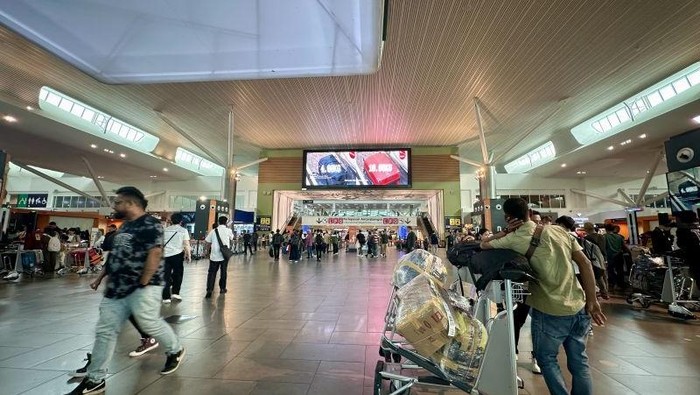 Warga Negara Indonesia (kanan) yang hendak mudik ke Jawa Timur menunggu jadwal penerbangan di Bandar Udara Internasional Kuala Lumpur 2 (KLIA 2) di Sepang, Malaysia, Jumat (28/3/2025). (ANTARA/Virna P Setyorini)