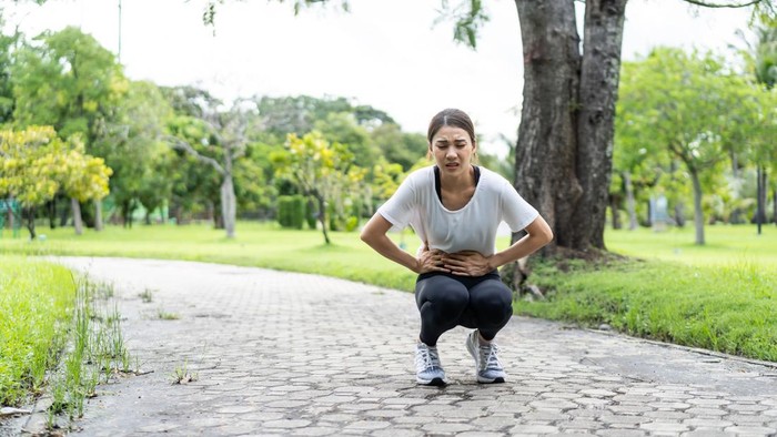 Apa Penyebab Side Stitch? Bikin Perut Suduken Saat Olahraga