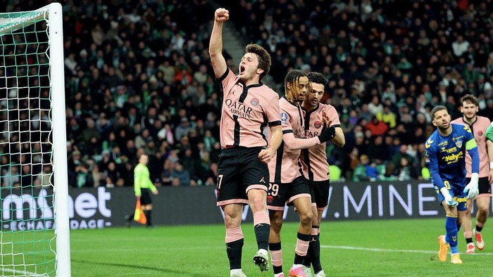 SAINT-ETIENNE, FRANCE - MARCH 29: Joao Neves #87 of Paris Saint-Germain celebrate his first goal with teammattes during the Ligue 1 match between AS Saint-Étienne and Paris Saint-Germain at Stade Geoffroy-Guichard on March 29, 2025 in Saint-Etienne, France. (Photo by Xavier Laine/Getty Images)
