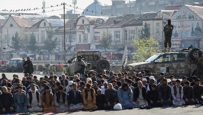 Muslim devotees offer Eid al-Fitr prayers, which marks the end of the holy fasting month of Ramadan at the Shah-Do Shamshira Mosque in Kabul on March 30, 2025. (Photo by Ahmad SAHEL ARMAN / AFP)