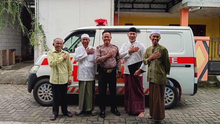 Aiptu Maryanto hibahkan mobil ambulans buat warga di kampung halaman.