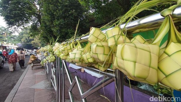 Andi sedang menunjukan kulit ketupat buatannya untuk dijual menjelang lebaran di komplek Pasar Subuh Ciamis.