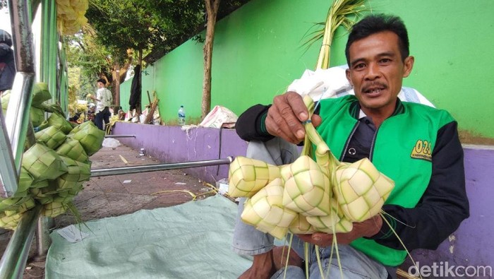 Andi sedang menunjukan kulit ketupat buatannya untuk dijual menjelang lebaran di komplek Pasar Subuh Ciamis.
