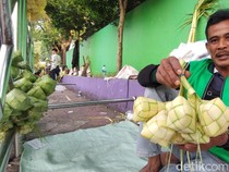 Momen Cuan Andi Berjualan Kulit Ketupat di Pasar Subuh Ciamis