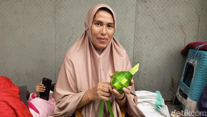 Aniarti, penjual kulit ketupat di Pasar Pabaeng-baeng, Makassar.